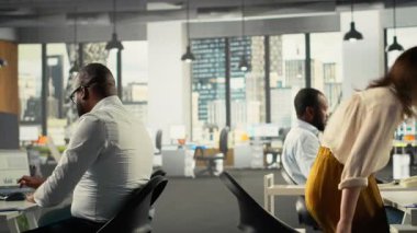 Ofisteki rapor paylaşımında birlikte çalışan profesyonel çalışanlar. Proje planlaması, analitik ve kurumsal kalkınma ölçümlerinde çeşitli çalışma ekipleri işbirliği yapmaktadır. Kamera B.