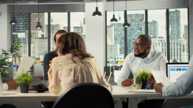 Muhtelif iş arkadaşları ofiste danışmanlık ve rapor paylaşımında bulundu. Profesyonel ekip, iş stratejisi ve performans hedeflerini geliştirmek için görsel verileri ve belgeleri inceliyor. Kamera B.