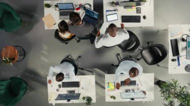 İşletme planlama stratejisi için çalışan sayısını en aza indirin. Pazar verilerini, performans raporlarını ve içgörülerini paylaşan meslektaşlar, hedefleri ve kaynak tahsisini hizalamak. Kamera A.