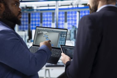 Yenilenebilir enerji santralinin denetimini yöneten çeşitli ekipler, üretim süreci ve güneş teknolojisi gelişimindeki işbirliğini vurguluyor. Sanayi operasyonları.