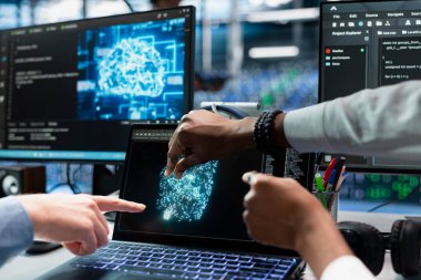 Veri merkezinde kodlama yapan teknisyenleri kapatın, yapay zeka sürücüsü otomasyon senaryolarını güncelleyin. Sunucu merkezinde çalışan bilişim uzmanları, yapay zeka algoritmaları programlama, hata ayıklama ekipmanları