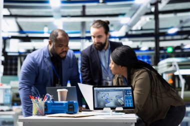 Çeşitli mühendislik danışmanları, bir güneş enerjisi üretim tesisinde yapılan operasyonları gözden geçiriyorlar. Uzmanlar yenilenebilir enerji üretimi ve geliştirilmesi alanındaki takım çalışmalarını bütünleştiriyor.