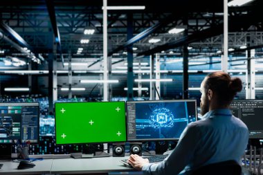 Veri merkezi mühendisi yapay zeka tahmin simülasyonları ve izleme performansı için yeşil ekran bilgisayar kullanıyor. Makine öğrenme API 'lerini yazılım platformlarına entegre etmek için model PC kullanan sunucu merkezi çalışanı
