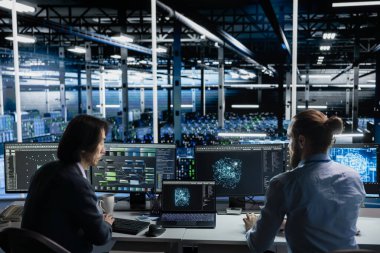 Veri merkezinde birlikte çalışan mühendislerden oluşan bir ekip yapay zeka görevleri için donanımı optimize ediyor, iş yüklerini artırıyor. Takım çalışması sunucu merkezi meslektaşları derin öğrenme kullanarak sistem tanılarını otomatikleştiriyor