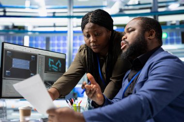 Endüstriyel uzmanlar ve fabrika teknisyenlerinden oluşan Afrikalı Amerikan ekibi verileri değerlendirir, endüstriyel yenilikleri ve mühendisliği teşvik eder. Büyüme için kurumsal sürdürülebilirlik girişimleri.