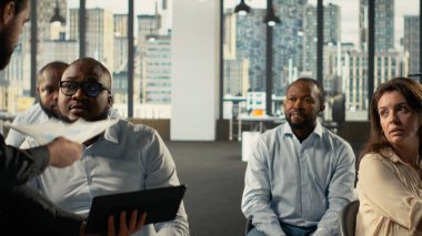 Ofisteki bilgisayarlarda iş arkadaşları raporları ve görsel verileri paylaşıyor. Çalışma ekibi, güçlü performans ve ilerlemeyi sağlamak için risk değerlendirmesi, strateji planlaması ve veri görselleştirmesi gerçekleştirir.