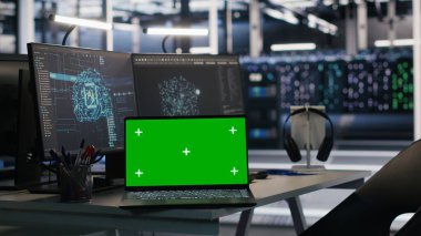 Yapay zeka sistemi izleme ve performans takibi için kullanılan yüksek teknoloji veri merkezi çalışma alanındaki Chroma anahtar defteri ve bilgisayarlar. Bilgisayar işlemlerinde yer alan sunucu raflarını denetleyen Mockup defteri