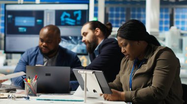 Fotovoltaik bitki araştırmacıları dayanıklılık ve görevdeki performans konusunda çığır açıcılar üzerinde çalışıyorlar. Fabrika uzmanları yeni nesil güneş panelleri için materyalleri test ediyor, araştırma ve geliştirme yapıyorlar