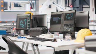 Robot kollarının performansını yöneten fotovoltaik fabrikasındaki monitörler güneş panellerini montaj hatlarına yerleştiriyor. Güneş pili makinelerinin geliştirilmesi için kullanılan boş tesisteki bilgisayar ekranı.