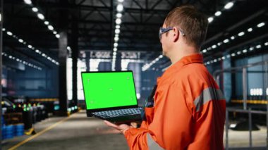 Teknisyenle birlikte endüstriyel santralde güçlü iş gücü katkısını koordine eden yalıtılmış bir model. Endüstriyel ortamda modern imalat için gerekli olan ağır üretim iş akışı. Kamera A.