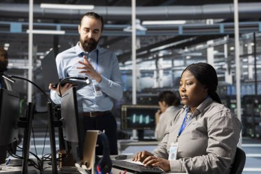 Mühendislik ekibi veri merkezinde beyin fırtınası yapıyor. Senaryoları birlikte çalıştırıyorlar. Sunucu çiftliğinde programlama dili ve ağ protokollerini kullanan takım çalışma arkadaşları