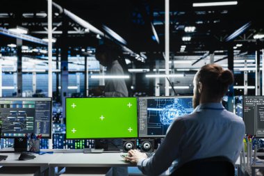 Yeşil ekran bilgisayar kullanan veri merkezi programcısı, yapay zeka uygulamalarını destekleyen veritabanları üzerinde çalışıyor. Sunucu odası çalışanı algoritmaları geliştirmek için krom anahtar bilgisayarı üzerinde yapay zeka kullanıyor