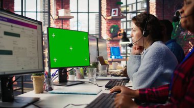 Arama merkezi ajanı yeşil ekran PC kullanarak canlı sohbet desteği sağlıyor, müşterilerin şikâyetleriyle ilgileniyor. Çalışan, krom anahtar bilgisayar kullanıyor, tatmin olmamış müşterilerle uğraşıyor, kamera B, kapat