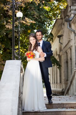 Gelin ve damat kameraya bakıyor