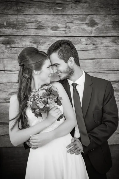 Jovem casal feliz no dia do casamento sorrindo um para o outro — Fotografia de Stock