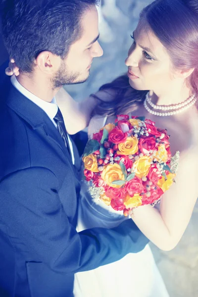 Feliz jovem casal olhando um para o outro — Fotografia de Stock