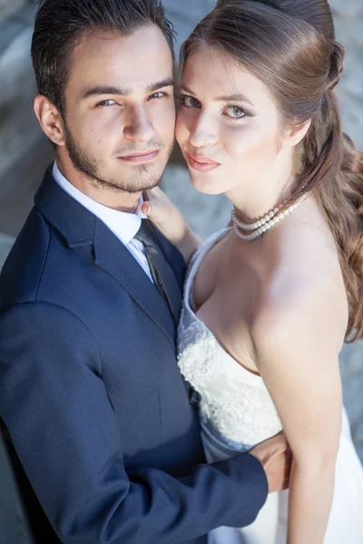 Smiling happy bride and groom getting married — Stock fotografie