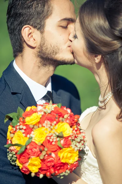 新娘和新郎亲吻对方，外面 — 图库照片