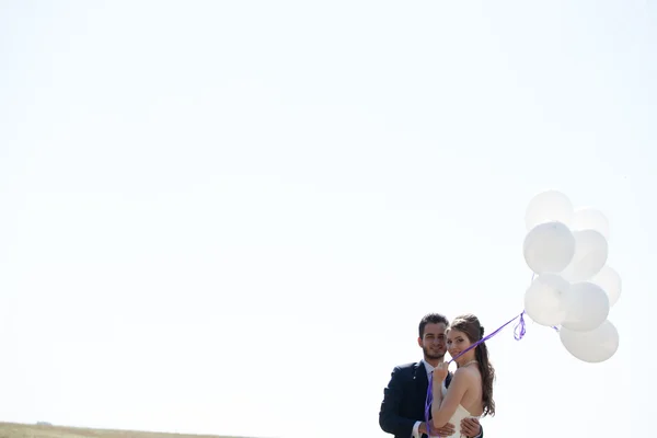 Girl in wedding dress and husbad with ballons in hands — Φωτογραφία Αρχείου