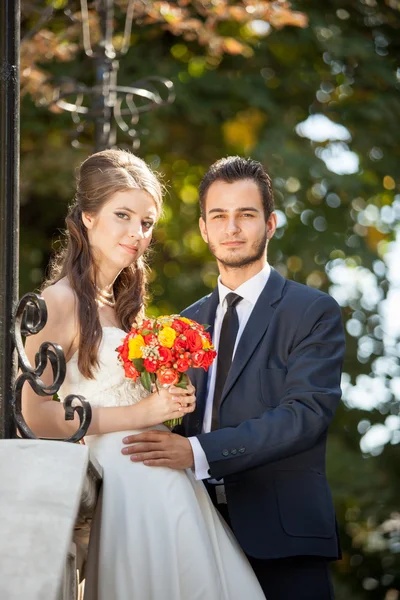 Bride and groom looking at the camera — Stock Photo, Image