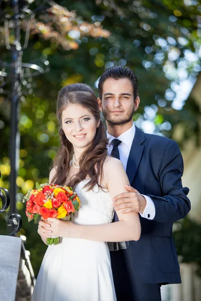 Bruden och brudgummen titta på kameran — Stockfoto