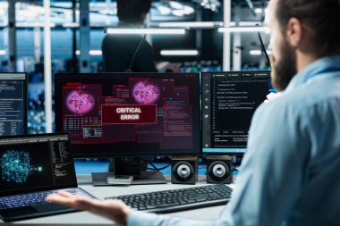 Veri merkezi yazılım geliştiricisini altyapıyı etkileyen kritik hataları düzeltmek için AI LLM yardımcısı kullanarak kapat. Sunucu odası bilişim işçisi bilgisayar hatalarını ortadan kaldırmak için geniş dil modeli sohbet robotu kullanıyor