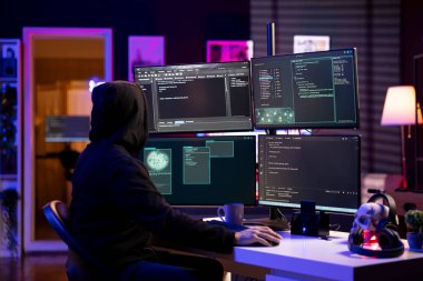 Siber suçlu, kötü niyetli yazılım kullanarak aygıtları ve dijital ağları riske atıyor ve şifreler kazanıyor. Başlıklı hacker bilgisayar kullanıyor, çalıyor, sömürüyor ve internette yasadışı olarak veri satıyor.