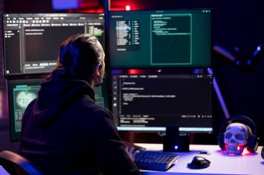 Evdeki kötü adam bilgisayardaki virüsleri kullanarak sistemlere girip kısıtlı verilere erişiyor. Karanlık web 'de VPN kullanan düzenbaz programcı hassas bilgileri çalmak için masasında