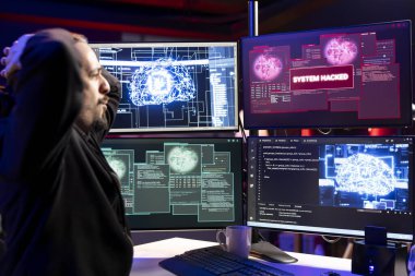 Hacker, VPN kullanarak gizli bilgileri çalamadığı için üzgündü. Kısıtlı veri almak için bilgisayar sistemlerine giremeyen bir adam hayal kırıklığına uğruyor