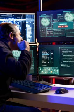 Kızgın adam, giriş izni reddedildikten sonra bilgisayar ekranına vuruyor, güvenlik duvarlarını hackliyor. Korumalı veritabanına giremeyen çılgın hacker hayal kırıklığı içinde monitörü yumrukluyor..