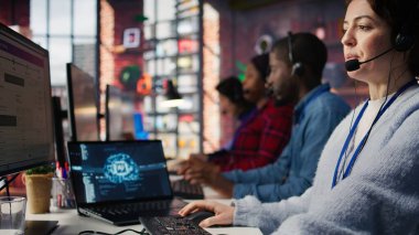 Yapay Zeka Müşteri Hizmetleri yazılımını kullanarak çağrı merkezi çalışanı. Müşteri hizmetleri ajanı CSM sistemindeki müşteri etkileşimlerini kaydetmek için yapay zeka teknolojisini kullanıyor. Kamera B