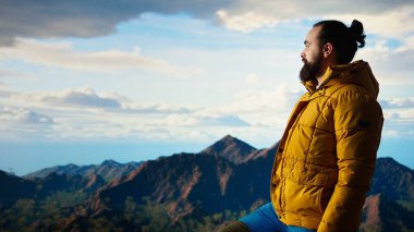 Huzurlu gezgin dağa tırmanırken mutlu hissediyor, farkındalığın ve kararlılığın tadını çıkarıyor. Genç adam vahşi doğaya ve manzaraya tutkulu. Kamera A.