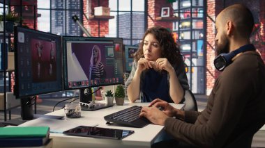 Erkek ve kadın yaratıcı ekip görüntü modelleri oluşturmak için yapay zekayı kullanıyor, dijital materyalleri geliştirmek ve kalite içeriği yaratmak için kurgu yazılımını çalıştırıyor. Fotoğraf rötuşlu yapay zeka asistanı. Kamera A.