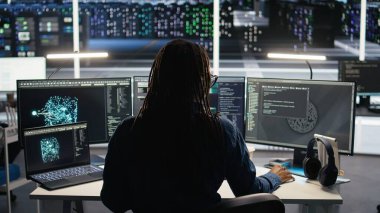 Veri merkezi sistem yöneticisi verileri analiz etmek için düğüm ağacı yazılımı kullanıyor. Altyapı performansını geliştirmek için görsel programlama araçları kullanan sunucu odası bilişim uzmanı, kamera A