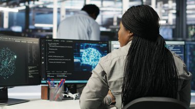 Veri merkezi yönetimi sinir ağları ağaç programlama, kaynak tahsisini optimize eder. Sunucu odası bilişim uzmanı tahmin edici derin öğrenme yapay zeka görselleştirme sistemleri kullanır, kamera B