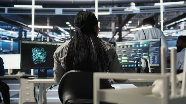 Sunucu çiftliği bilişim uzmanı, bilgisayar kullanarak yapay zeka teknolojisi uygulayarak sistemi en aza indiriyor. Yapay zeka çözümleri geliştirmek ve yerleştirmek için bilgisayar kullanan mühendis ekipmanları optimize ediyor, kamera A