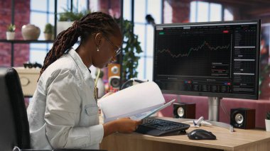 PC kullanan bir borsacı, hisse senedi satın alındıktan sonra üzülmüş ve değerini kaybetmiş, evrak işleriyle uğraşmış. Borsa satma fırsatını kaçıran eski tüccar, kamera B