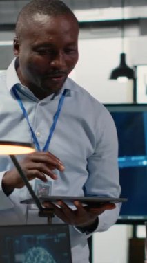 Şirketin performansını optimize etmek için yapay zeka kullanan gülümseyen bilişim personeli. Başlangıç ofisindeki mutlu meslektaşlar, görevleri ve kameraları otomatik hale getirmek için yapay zeka teknolojisi kullanıyorlar