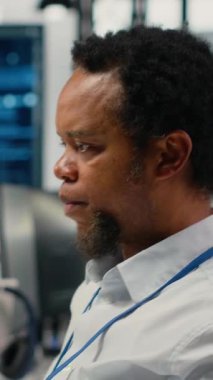 Yöneticiyle sohbet eden dikey video mühendisi yapay zeka kullanarak iş akışlarını otomatikleştirirken gülüyor. Denetmen şaka yapıyor. İşçi arıtma makinesi öğrenme modelleri, iyi ruh hali konsepti, kamera B