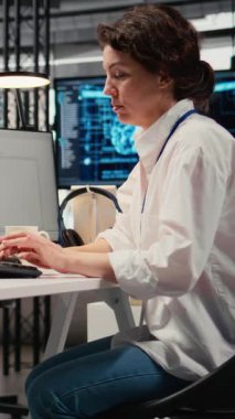 Ofiste çalışan dikey video teknisyeni karmaşık yapay zeka hesaplamalarını hızlandırmak için özel donanım kullanıyor. Makine öğrenme eğitim veri tabanları ve kamera için gelişmiş bilişim uzmanı yönetim sistemleri