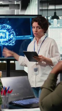 Dikey video yatırımcıları, yapay zekaya derin dalış yapmak için teknoloji girişimi yönetim kurulunda toplandılar. Yapay zeka sektöründeki son yenilikleri kurumsal etkinlik önünde gösteren programcı