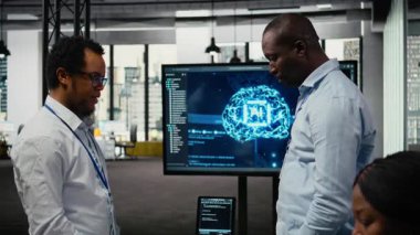 Silikon Vadisi yönetim kurulu başkanı iş adamı ile el sıkışıyor. Başlangıç takım lideri yatırımcıyla tokalaşıyor. Yapay zeka danışmanlık anlaşmasını kabul ediyor. Kamera A.