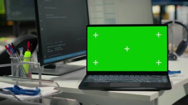 Makine öğrenmesini sağlayan algoritmaları uygulamak için kullanılan ofis masasındaki izole ekran bilgisayarı. Yapay Zeka Teknolojisi Şirketi çalışma alanı. Kod incelemelerini yürütmek için kullanılan bir defter.