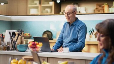 Yetişkin bir emeklinin dizüstü bilgisayarında ailesi ile mutlu bir video görüşmesi var. Son sınıf öğrencisi kahve ve pastayla rahatlıyor. Emeklilik hayatı boyunca internette olumlu bir iletişim gösteriyor. Kamera B.