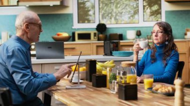 Yaşlı, emekli bir kadın kocasını görmezden geliyor ve kendinden geçiyor, ilgisiz bir şekilde masada oturuyor ve kafası meşgul. Kadının dikkati dağılıyor ve kahvaltı sırasında bağlantısı kopuyor. Kamera B.