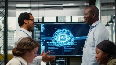 Bilgi işlem uzmanları teknoloji ajansı yönetim kurulunda iş adamlarıyla tokalaşıyor. Yatırımcılar teknoloji sunumunu dinlemek için başlangıç ofisinde bilgisayar bilimcileriyle buluştu, kamera B