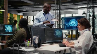 Yönetici, ofisteki mühendis ile konuşuyor. Yapay zeka kullanarak iş akışlarını otomatikleştiriyor. Takım lideri ve işçi arıtma makinesi daha hızlı işlem için hesaplama modelleri öğreniyor, kamera A