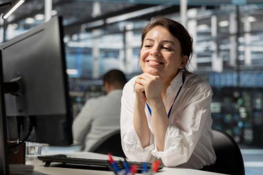 Veri merkezindeki mutlu mühendis sistem verimlilik ölçümlerini geliştirdikten sonra memnuniyetle tepki veriyor. Teknisyen güncellemeyi bitirdikten sonra gelişmiş ağ altyapı performansından memnun