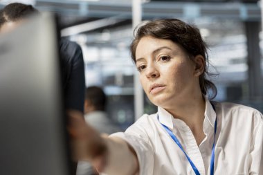 Veri merkezi mühendisi ekipmanları denetliyor, bakım görevleri yapıyor, performans teşhislerini kontrol ediyor. Ağ platformları arasında operasyonel istikrarın sağlanması için sunucu merkezi işletim sistemi kontrolleri