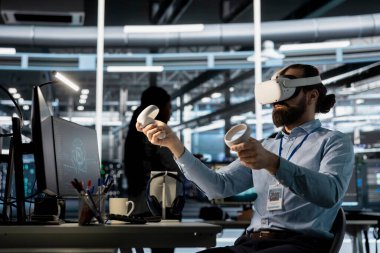 Sanal gerçeklik teknolojisini kullanarak veri merkezi yazılım geliştirici programlama ekipmanları. Sunucu çiftliği bilişim profesyoneli VR kulaklık teknolojisini kullanarak yapay zeka sistemlerini güncelliyor